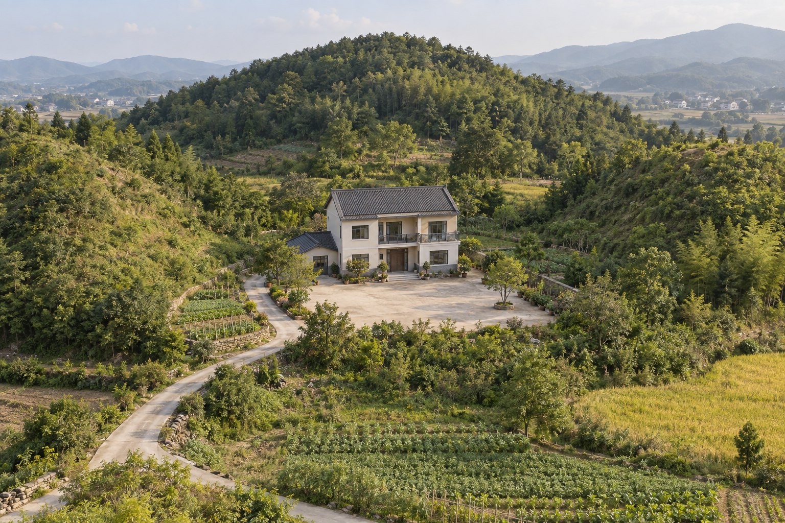 农村住宅后方为缓坡，两侧较低地势护持，前院开阔，村路从侧边弯入而未直冲大门。